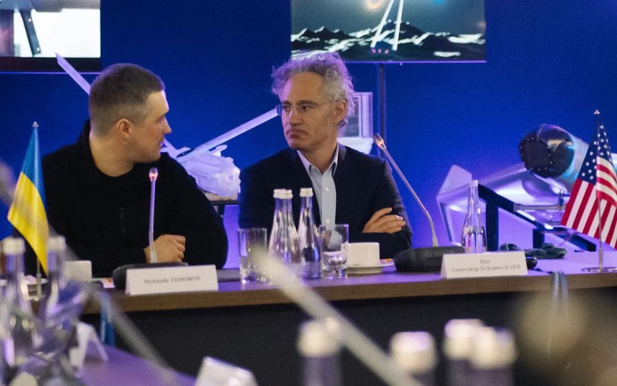 « Nous avons trouvé la clé face aux Russes » : Mykhailo Fedorov rentre des États-Unis avec un projet technologique majeur pour la Défense.